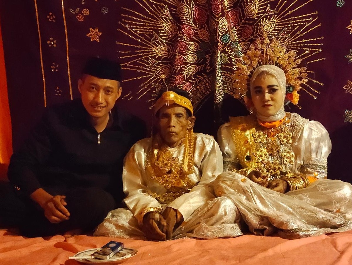 Kakek 58 tahun menikahi gadis 19 tahun di Bone&comma; Sulsel&period;
