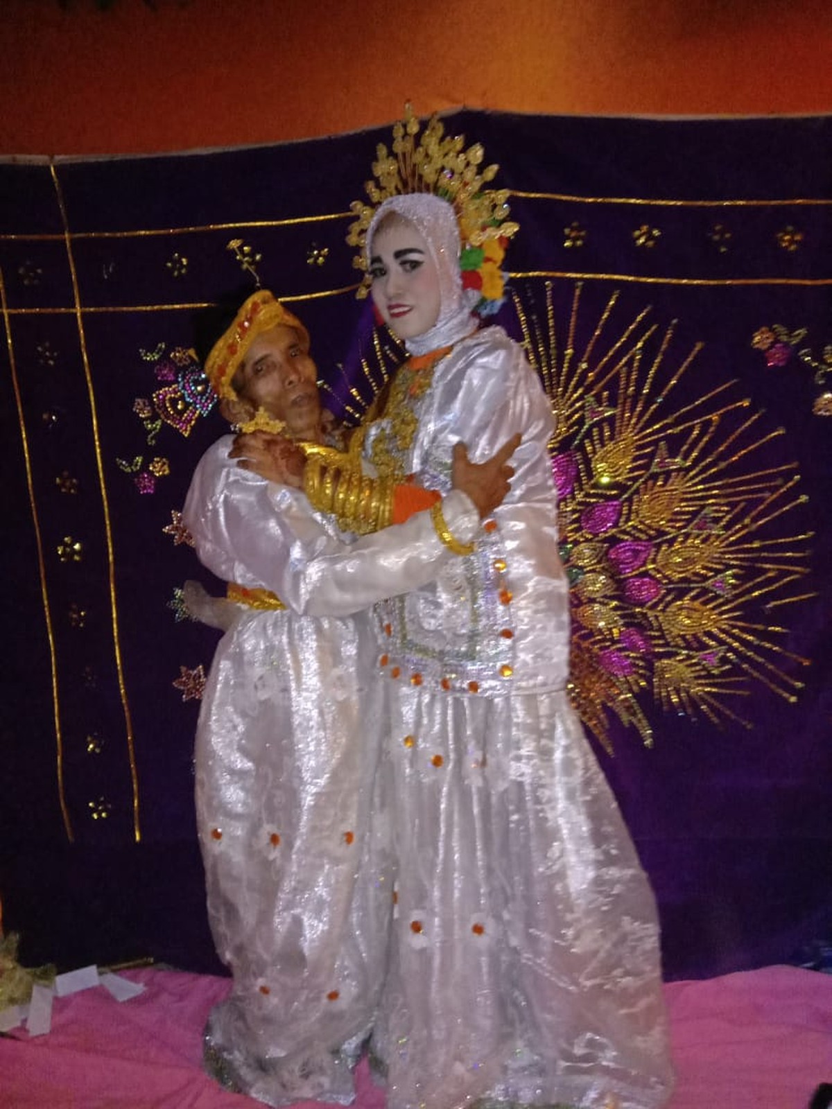 Kakek 58 tahun menikahi gadis 19 tahun di Bone&comma; Sulsel&period;