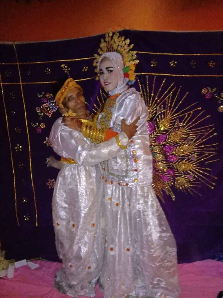 Kakek 58 tahun menikahi gadis 19 tahun di Bone, Sulsel.