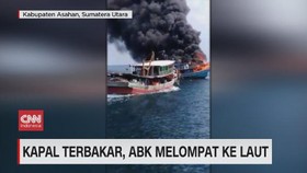 VIDEO: Kapal Terbakar, ABK Melompat Ke Laut