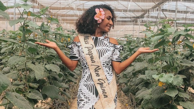 Miss Papua Nugini Lucy Maino harus melepas mahkota setelah dia mengunggah video menari di TikTok. Ribuan komentar netizen banjiri postingan itu.