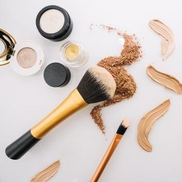 8 Tutorial Makeup Kondangan Simpel yang Wajib Dicoba Pemula