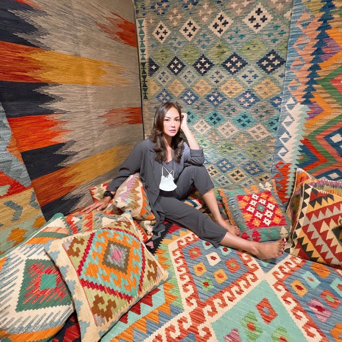 Masayu Anastasia diketahui sampai saat ini masih belum mempunyai pasangan semenjak cerai dengan Lembu&period; Yuk intip potret Si cantik Masayu&excl;