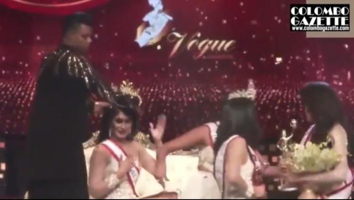 Insiden mahkota Miss Sri Lanka Pushpika De Silva dicopot paksa menghebohkan publik&period; Berikut adalah momen detik-detik mahkota nya dicopot paksa&excl;