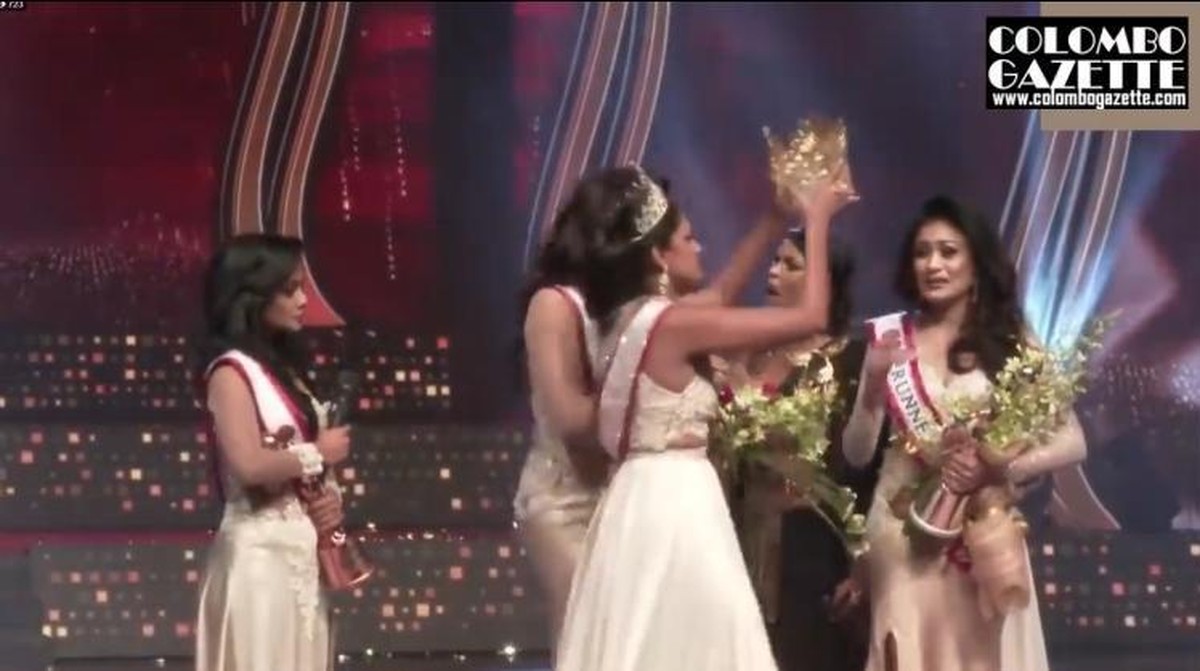 Insiden mahkota Miss Sri Lanka Pushpika De Silva dicopot paksa menghebohkan publik&period; Berikut adalah momen detik-detik mahkota nya dicopot paksa&excl;