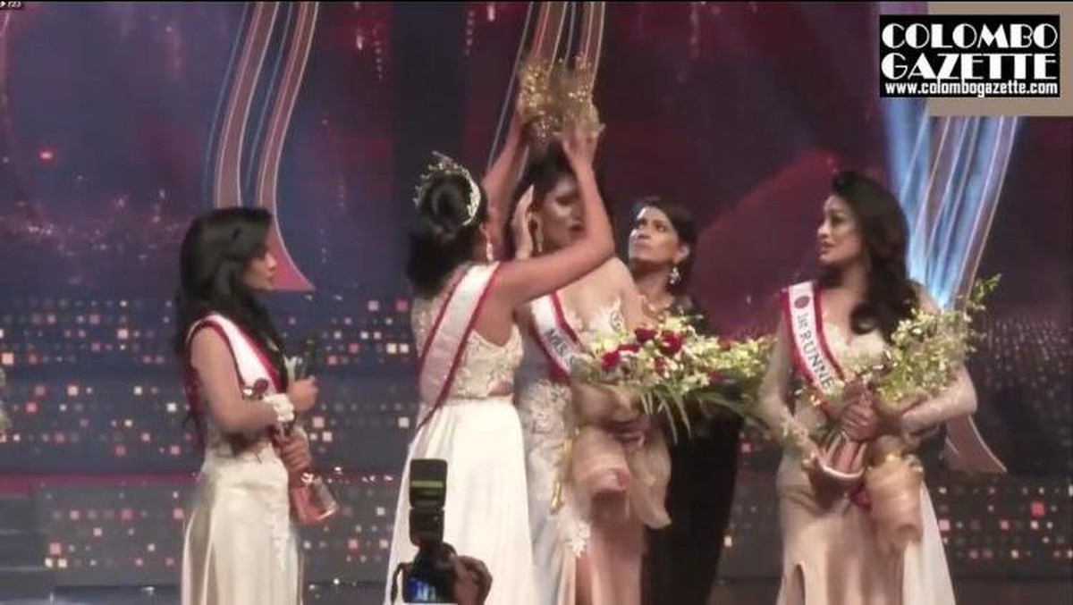 Insiden mahkota Miss Sri Lanka Pushpika De Silva dicopot paksa menghebohkan publik&period; Berikut adalah momen detik-detik mahkota nya dicopot paksa&excl;