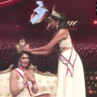 Sebelum Copot Paksa Mahkota Sri Lanka, Mrs World 2020 Sempat Terpeleset