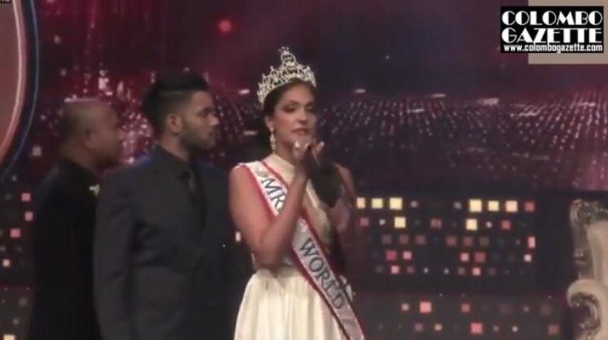 Insiden mahkota Miss Sri Lanka Pushpika De Silva dicopot paksa menghebohkan publik&period; Berikut adalah momen detik-detik mahkota nya dicopot paksa&excl;