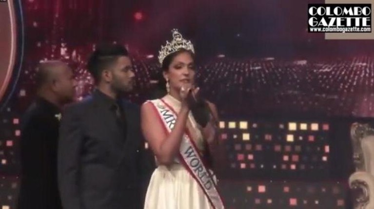 Momen Detik-Detik Mahkota Miss Sri Lanka Dicopot Paksa Insiden mahkota Miss Sri Lanka Pushpika De Silva dicopot paksa menghebohkan publik. Berikut adalah momen detik-detik mahkota nya dicopot paksa!
