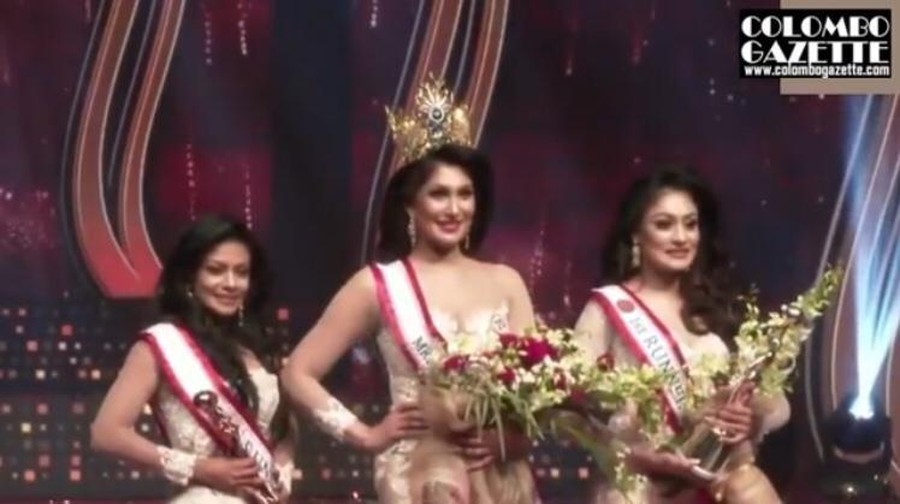 Insiden mahkota Miss Sri Lanka Pushpika De Silva dicopot paksa menghebohkan publik. Berikut adalah momen detik-detik mahkota nya dicopot paksa!