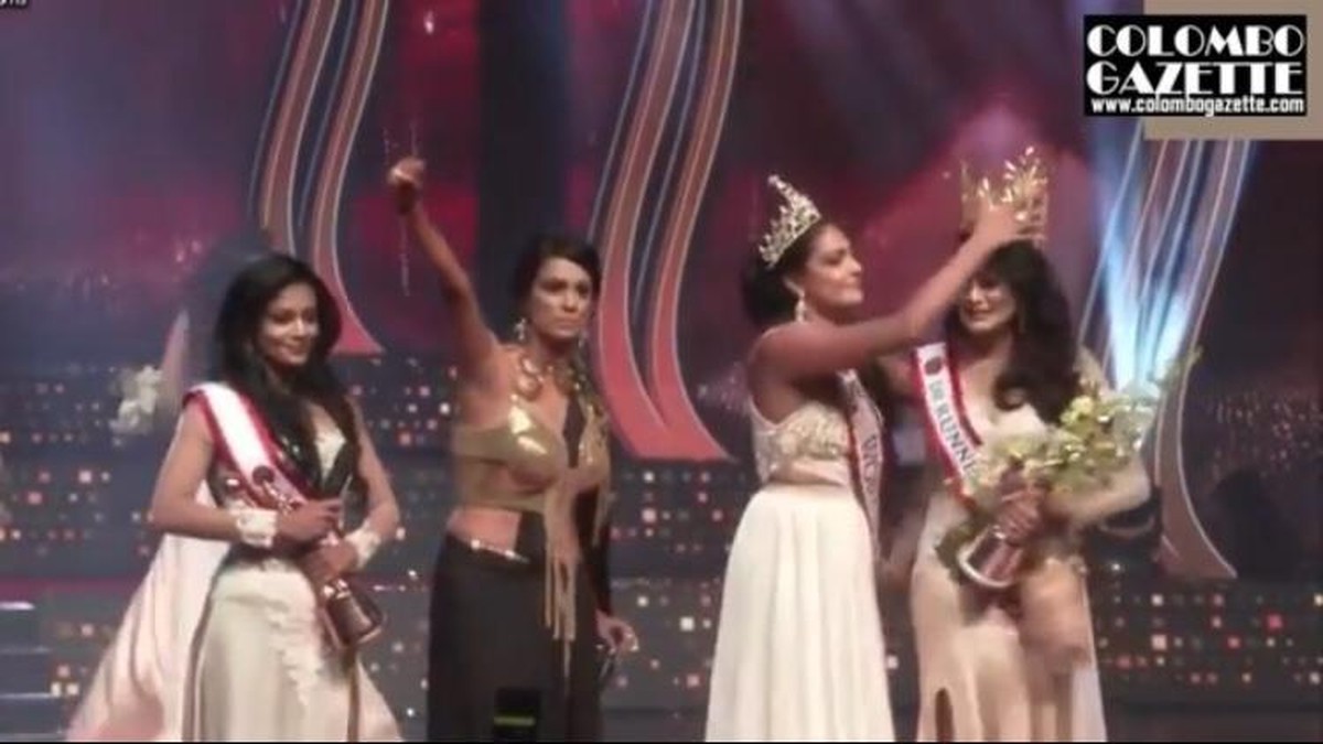 Insiden mahkota Miss Sri Lanka Pushpika De Silva dicopot paksa menghebohkan publik&period; Berikut adalah momen detik-detik mahkota nya dicopot paksa&excl;