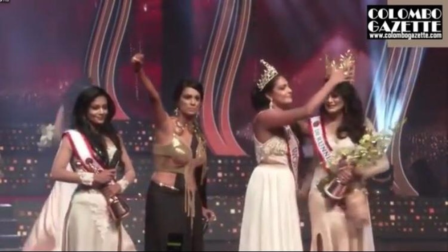 Insiden mahkota Miss Sri Lanka Pushpika De Silva dicopot paksa menghebohkan publik. Berikut adalah momen detik-detik mahkota nya dicopot paksa!