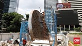 FOTO: Melihat Proyek Tugu Sepeda Pemprov DKI di Sudirman Pemprov DKI membangun tugu ban sepeda raksasa di jalan Sudirman sebagai pengingat momentum bersepeda yang masif dilakukan masyarakat pada masa pandemi covid.