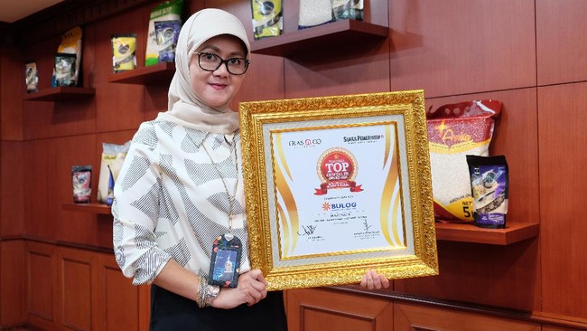 Perum Bulog meraih penghargaan Indonesia Digital PR Award 2021 pada acara Press Conference dan E-Awarding TOP Digital PR Award 2021 pada Kamis (8/4).