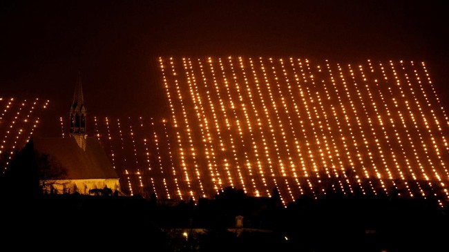 FOTO: Kala Kebun Anggur Dihangatkan Nyala Api Lilin