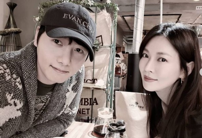 Enggak cuma ketika dapat job bareng, Kim Seo Yeon dan Lee Sang Woo juga sering banget quality time berdua! Pantas saja kalau mereka selalu terlihat mesra / foto: instagram.com/sysysy1102
