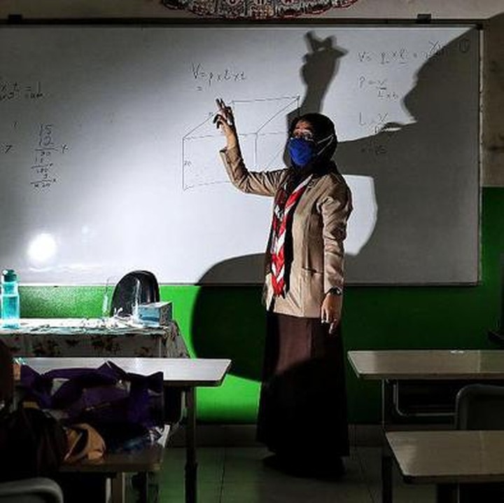 <p>Hari ini di SDN 11 Pademangan Baratdi terdapat  49 siswa dari kelas V yang belajar di sekolah. Setiap kelas diisi sekitar 16 siswa yang didampingi satu guru dan satu pengawas. Jumlahnya dibatasi untuk mencegah penyebaran COVID-19 (Foto: Pradita Utama/DetikNews)</p>
