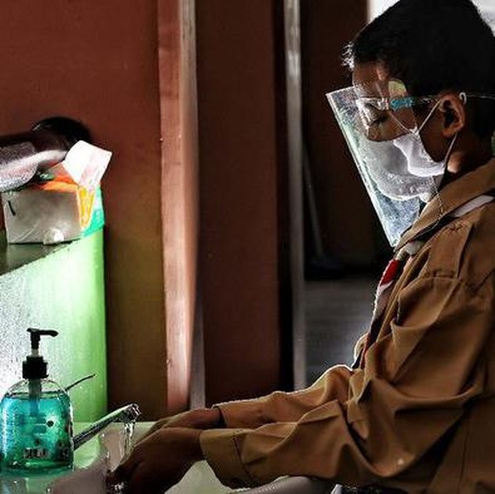 <p>Sebelum mengikuti belajar tatap muka, wali siswa harus menyerahkan surat pernyataan yang menyatakan kesedian anak untuk mengikuti belajar tatap muka. Jika tidak bersedia, siswa dapat mengikuti belajar secara online dari rumah (Foto: Pradita Utama/DetikNews)</p>