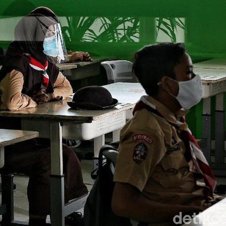 <p>Para guru dan siswa melakukan kegiatan belajar mengajar di uji coba sekolah tatap muka. SDN 11 Pademangan Barat, Jakarta Utara, memulai uji coba untuk siswa kelas V. Protokol kesehatan tetap dilakukan secara ketat, Bunda (Foto: Pradita Utama/DetikNews)</p>