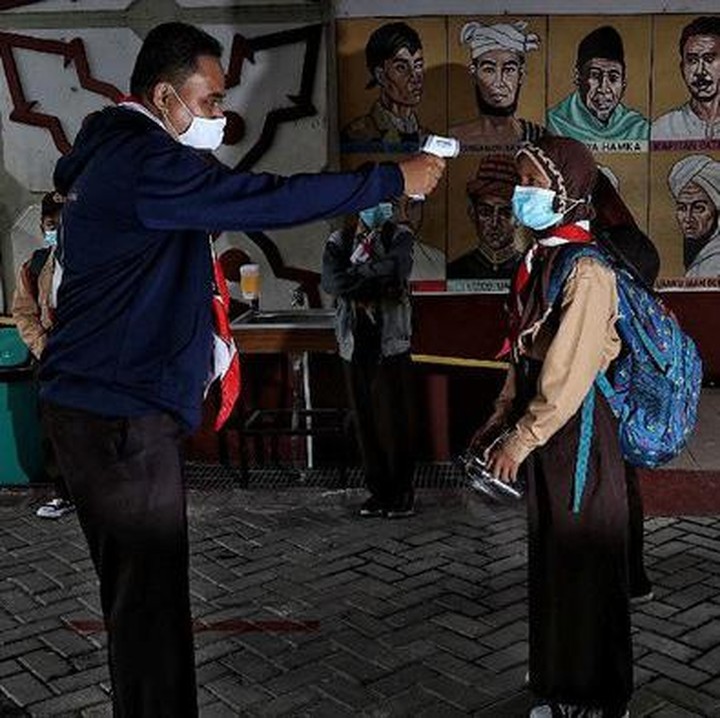 <p>Protokol kesehatan harus tetap dilakukan guna meminimalisasi penyebaran COVID-19 di tengah kegiatan belajar. Para guru dan siswa menerapkan 3M yaitu memakai masker, mencuci tangan, dan menjaga jarak (Foto: Pradita Utama/DetikNews)</p>