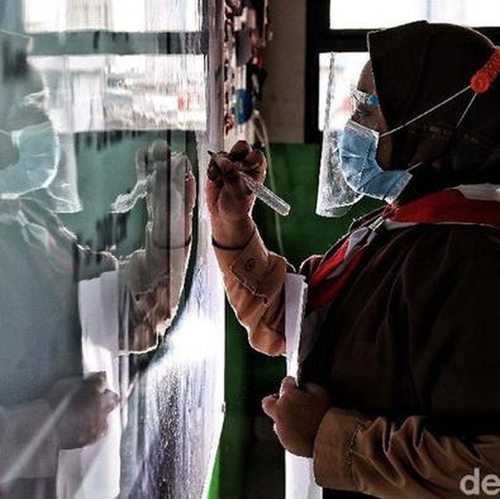 <p>Kepala Sekolah SDN Pademangan Barat 11, Ramaita menjelaskan mereka hanya memakai satu kelas dalam setiap pelaksanaan uji coba tatap muka. Kelas lainnya masih diharuskan belajar secara online dari rumah (Foto: Pradita Utama/DetikNews)</p>