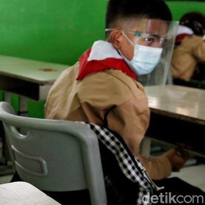 <p>Kegiatan belajar tatap juga diawali dan diakhiri dengan penyemprotan cairan disinfektan. Sekolah juga harus menyediakan ruang isolasi apabila ada siswa, guru atau karyawan yang terindikasi terpapar COVID-19 (Foto: Pradita Utama/DetikNews)</p>