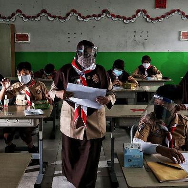 <p>Uji coba sekolah tatap muka tidak dilakukan setiap hari, Bunda. Kegiatan ini dilakukan selang-seling. Pelaksanaan uji coba ini juga akan diberhentikan sementara selama 3x24 jam apabila ada siswa dan tenaga pendidik yang terpapar COVID-19 (Foto: Pradita Utama/DetikNews)</p>