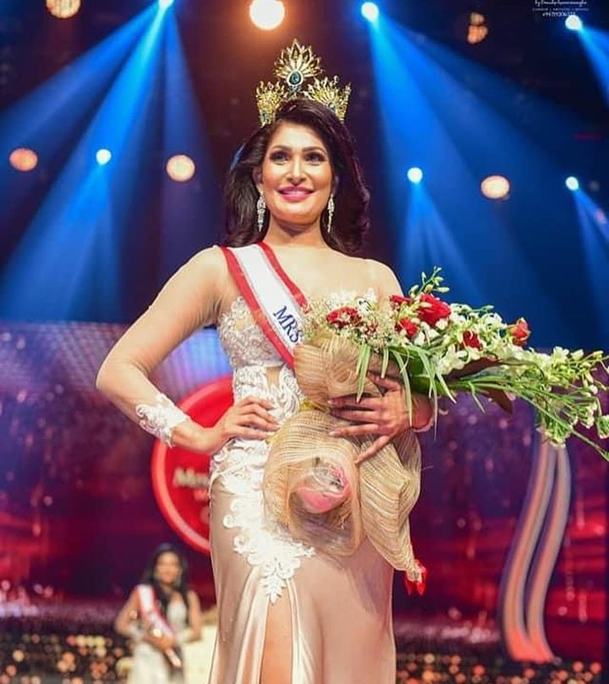 Pushpika De Silva mengalami cedera saat mahkota penobatan sebagai Miss Sri Lanka dipaksa copot&period; Inilah sosoknya&excl;