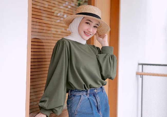 Steal The Look! 5 Inspirasi Outfit Hijab Warna Hijau Army, Tampil