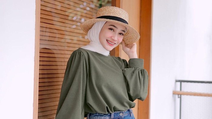 Steal The Look! 5 Inspirasi Outfit Hijab Warna Hijau Army, Tampil Classy dan Modis