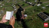 FOTO: Ziarah Makam Jelang Ramadan Kala Pandemi Warga Jakarta mulai menggelar tradisi berziarah ke makam kerabat jelang ramadan dengan tetap menerapkan protokol kesehatan mencegah penyebaran Covid-19.