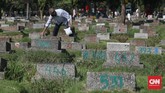 FOTO: Ziarah Makam Jelang Ramadan Kala Pandemi Warga Jakarta mulai menggelar tradisi berziarah ke makam kerabat jelang ramadan dengan tetap menerapkan protokol kesehatan mencegah penyebaran Covid-19.
