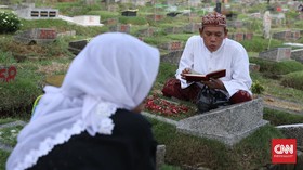 Tradisi Ziarah Jelang Ramadan, Tabur Bunga hingga Bakar Kemenyan