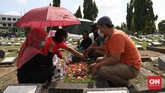 FOTO: Ziarah Makam Jelang Ramadan Kala Pandemi Warga Jakarta mulai menggelar tradisi berziarah ke makam kerabat jelang ramadan dengan tetap menerapkan protokol kesehatan mencegah penyebaran Covid-19.