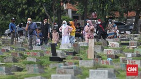 Satpol PP Halau 30 Peziarah di TPU Utan Jati Jakarta