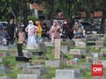 Satpol PP Halau 30 Peziarah di TPU Utan Jati Jakarta