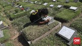 FOTO: Ziarah Makam Jelang Ramadan Kala Pandemi Warga Jakarta mulai menggelar tradisi berziarah ke makam kerabat jelang ramadan dengan tetap menerapkan protokol kesehatan mencegah penyebaran Covid-19.