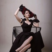 5 Gaya Vintage nan Elegan ala Model Cantik Ukraina