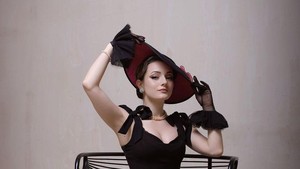 5 Gaya Vintage nan Elegan ala Model Cantik Ukraina