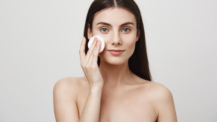 5 Rekomendasi Exfoliating Toner yang Ampuh Angkat Sel Kulit Mati