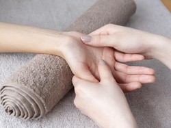 Cara Meredakan Nyeri Haid dengan Pijat Akupresur di Tiga Titik