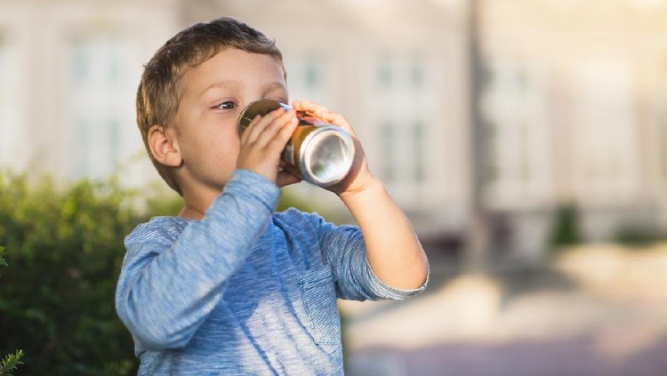 Anak minum soda