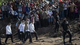 FOTO: Sambutan Warga Korban Banjir NTT Saat Jokowi Tiba