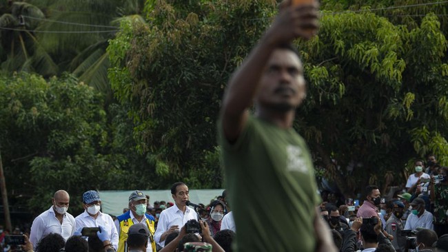 Sejumlah pembagian barang-barang oleh Presiden Jokowi kepada warga dalam kunkernya memicu kerumunan.