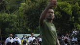 FOTO: Sambutan Warga Korban Banjir NTT Saat Jokowi Tiba Presiden RI Joko Widodo yang akan meninjau lokasi tanah longsor di Desa Nelelamadike, Ile Boleng, Kabupaten Flores Timur, NTT.