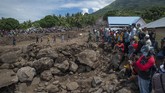 FOTO: Sambutan Warga Korban Banjir NTT Saat Jokowi Tiba Presiden RI Joko Widodo yang akan meninjau lokasi tanah longsor di Desa Nelelamadike, Ile Boleng, Kabupaten Flores Timur, NTT.
