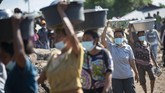 FOTO: Sambutan Warga Korban Banjir NTT Saat Jokowi Tiba Presiden RI Joko Widodo yang akan meninjau lokasi tanah longsor di Desa Nelelamadike, Ile Boleng, Kabupaten Flores Timur, NTT.