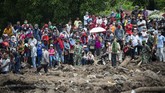 FOTO: Sambutan Warga Korban Banjir NTT Saat Jokowi Tiba Presiden RI Joko Widodo yang akan meninjau lokasi tanah longsor di Desa Nelelamadike, Ile Boleng, Kabupaten Flores Timur, NTT.