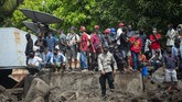 FOTO: Sambutan Warga Korban Banjir NTT Saat Jokowi Tiba Presiden RI Joko Widodo yang akan meninjau lokasi tanah longsor di Desa Nelelamadike, Ile Boleng, Kabupaten Flores Timur, NTT.