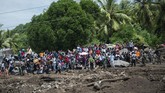 FOTO: Sambutan Warga Korban Banjir NTT Saat Jokowi Tiba Presiden RI Joko Widodo yang akan meninjau lokasi tanah longsor di Desa Nelelamadike, Ile Boleng, Kabupaten Flores Timur, NTT.